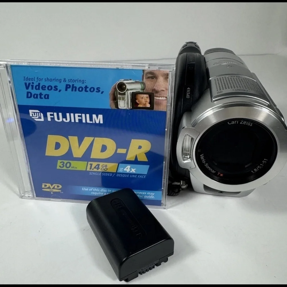 Sony 4.0 Megapixel Handycam model DCR-DVD408. Wide LCD Digital Video Camera